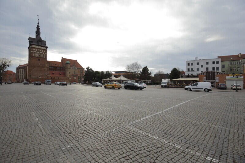 Zazwyczaj zapełniony samochodami, tym razem niemal pusty - parking na Targu Węglowym