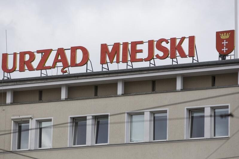 Urząd Miejski w Gdańsku pracuje, ale jest zamknięty dla klientów z powodu ograniczeń wprowadzonych w całym kraju przez służby sanitarne. Wiele spraw można załatwić on-line, jednak część musi poczekać do czasu, gdy epidemia koronowirusa stanie się mniej groźna