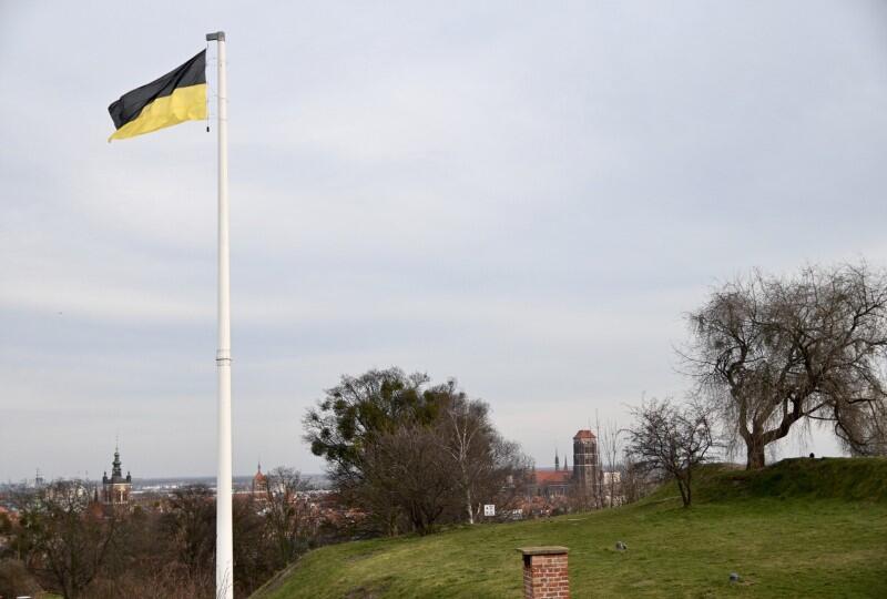 Flaga kaszubska powiewa na Górze Gradowej na znak Święta Jedności Kaszubów obchodzonego 19 marca