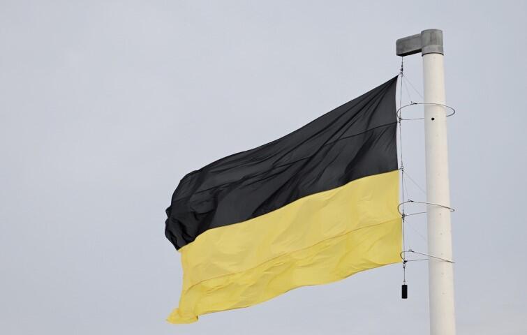 Flaga kaszubska ma kształt dwóch poziomych pasów – górny ma barwę czarną (barwa godła), dolny – żółtą (kolor żółty oddaje złotą barwę tarczy herbowej). Jeśli na płachcie płótna występuje godło (czarny gryf w koronie), to płótno ma kolor żółty