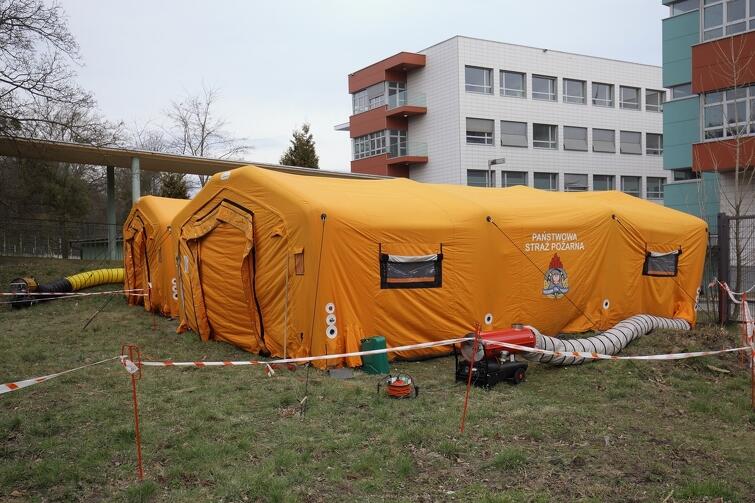 Jedna ze zmian w pejzażu miasta, spowodownych epidemią koronowirusa - namioty sanitarne przy Pomorskim Centrum Chorób Zakaźnych i Gruźlicy w Gdańsku
