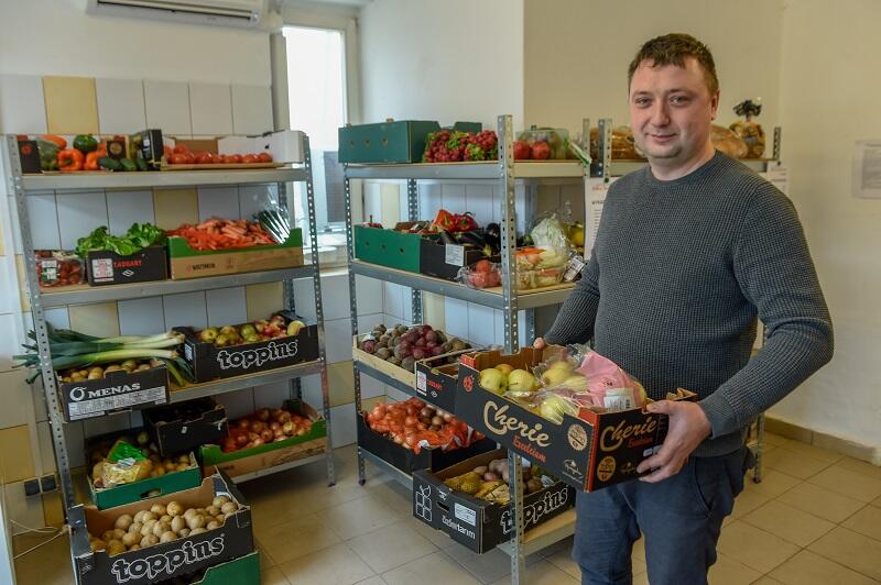 Michał Chabel prezes zarządu Banku Żywności w Trójmieście, tu w sklepie społecznym organizacji w Nowym Porcie