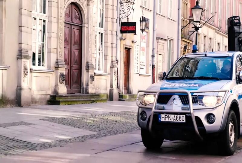 W Gdańsku patrole policji przypominały o obowiązkach obywateli podczas ogłoszonego stanu epidemii 