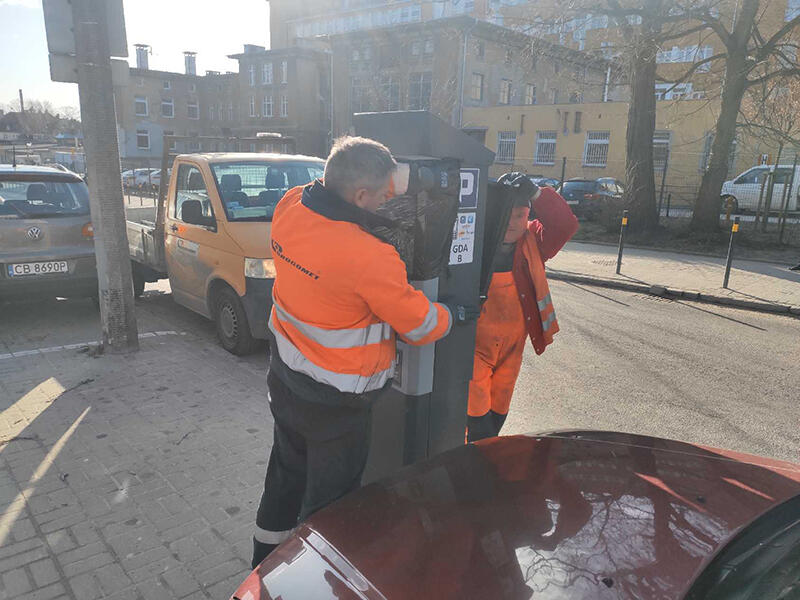 Pracownicy Gdańskiego Zarządu Dróg i Zieleni demontują parkometr w Strefie Płatnego Parkowania wokół Uniwersyteckiego Centrum Klinicznego. Zawieszenie strefy ma na celu ułatwienie pracy większej liczbie personelu medycznego, lekarzy i pielęgniarek