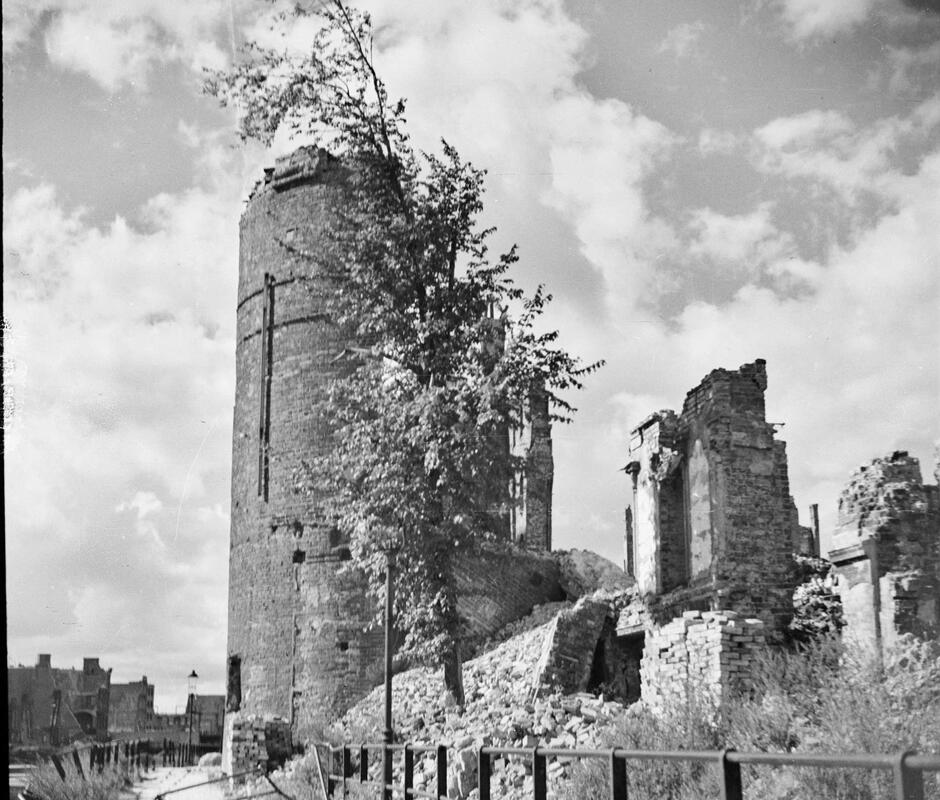 Ruiny Żurawia. Widok z miejsca, z którego dziś wypływa prom na Ołowiankę 