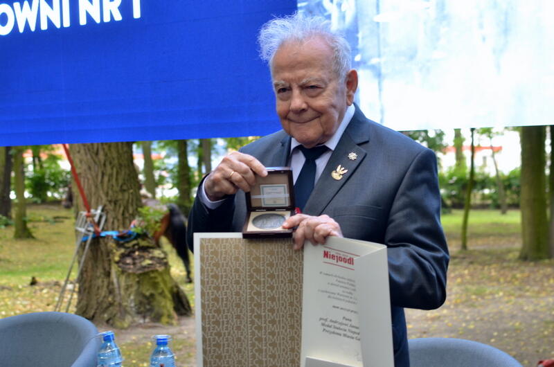 Prof Andrzej Januszajtis z Medalem 100-lecia Niepodległości