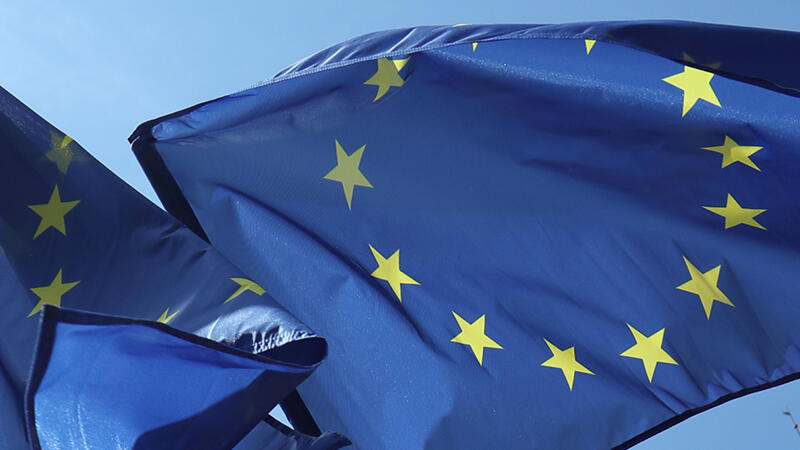 Flagi Unii Europejskiej w Gdańsku wywieszone z okazji 15 rocznicy wejścia Polski do jej struktur