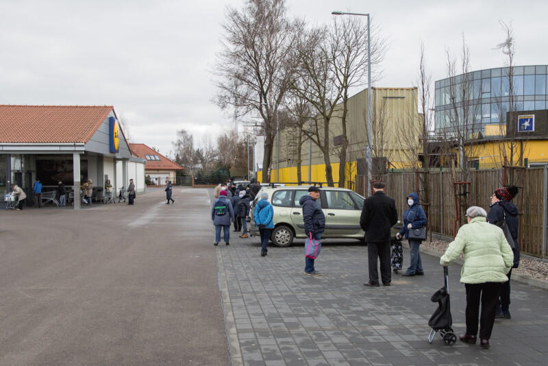 Ludzie czekający na wejście do sklepu Lidl w Brzeźnie ul. Gdańska 