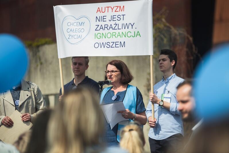 Małgorzata Rybicka, przewodnicząca Stowarzyszenia Pomocy Osobom Autystycznym przemawia podczas ubiegłorocznego Marszu Gdańsk Solidarnie dla Autyzmu