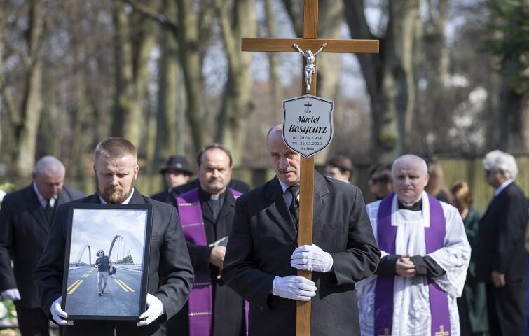 Uroczystości pogrzebowe odbyły się na Cmentarzu Oliwskim w Gdańsku. Z powodu pandemii Maciejowi Kosycarzowi w ostatniej drodze towarzyszyć mogła tylko najbliższa rodzina 