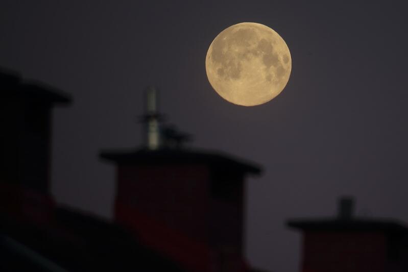 Księżyc w nocy z 7 na 8 kwietnia widziany z Oruni Górnej