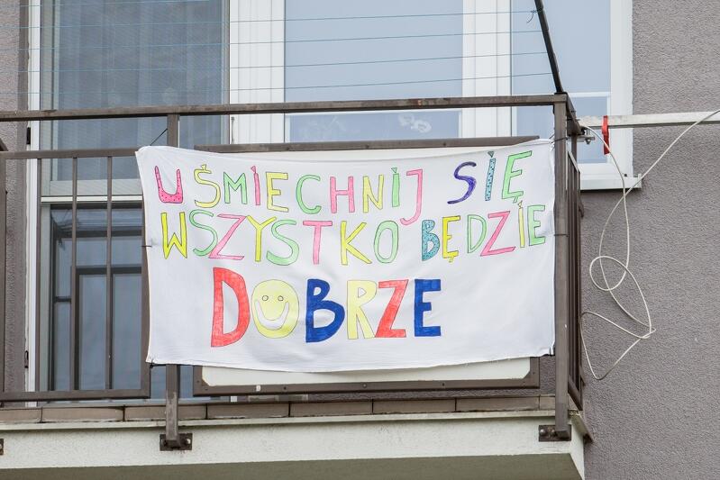 02.04.2020. Gdańsk, ul. Wyzwolenia. Pocieszający transparent - uśmiechnij się, wszystko będzie dobrze