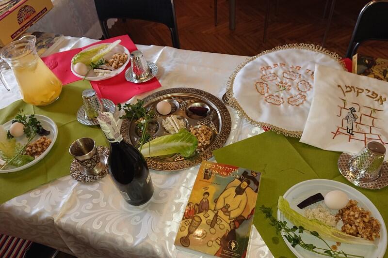 Stół w synagodze we Wrzeszczu, przygotowany do wieczerzy seferowej w wąskim gronie