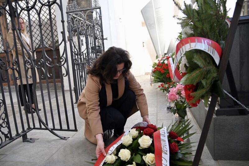 Bazylika Mariacka w Gdańsku. Kwiaty na grobie Macieja Płażyńskiego i przy pomniku ofiar katastrofy smoleńskiej
