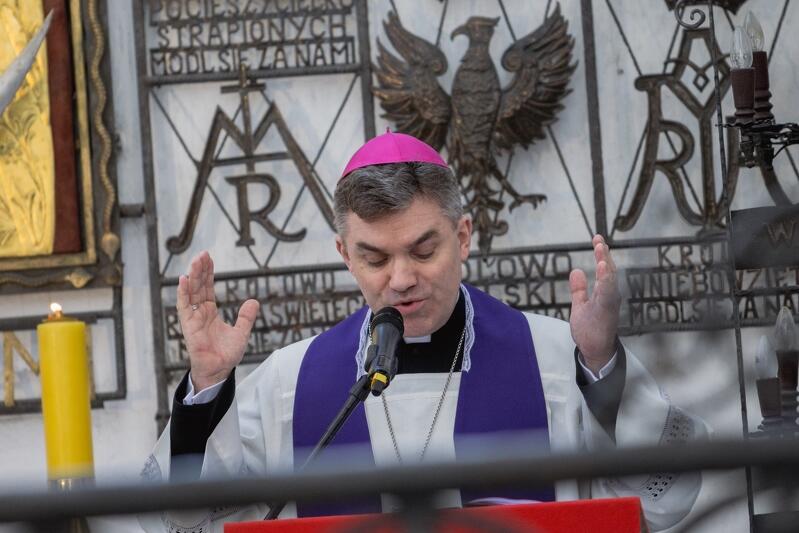 Bp Zbigniew Zieliński biskup pomocniczy Archidieceji Gdańskiej modlił się z najbliższymi osób, które zginęły w katastrofie smoleńskiej 