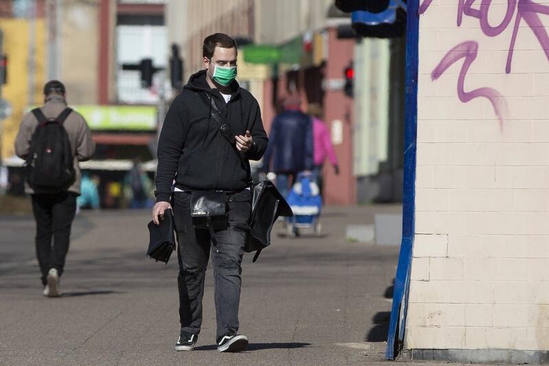 Al. Grunwaldzka, Wrzeszcz, 10 kwietnia - coraz więcej gdańszczan, nie czekając datę wejścia rządowego rozporządzenia w życie, nosi maseczki na ulicy
