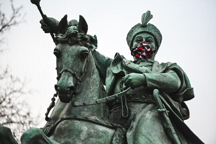 Król Jan III Sobieski ubrał maskę z godnością. Zapytał czy organizatorzy akcji mają też maskę dla jego rumaka, ale w odpowiedzi usłyszał, że to zbędne, bowiem konie nie są podatne na zakażenie koronawirusem