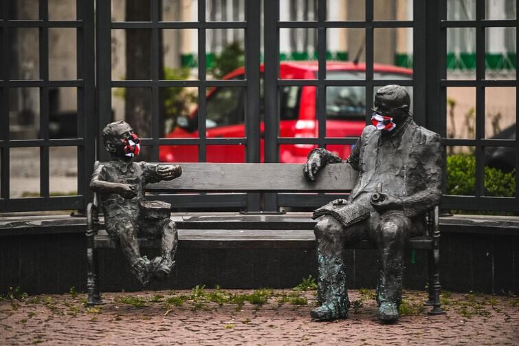 Grass i Oskarek jak zwykle siedzieli na ławce we Wrzeszczu. Poprosili o dwa rozmiary masek - dla dorosłego i dla dziecka