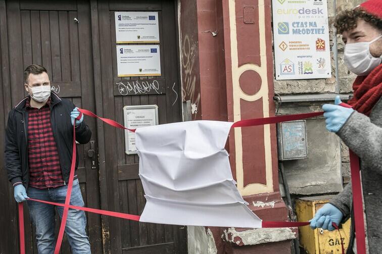 Organizatorzy akcji maseczkę ustawili nawet przed wejściem do muzeum wnętrz mieszczańskich - Domu Uphagena przy ul. Długiej