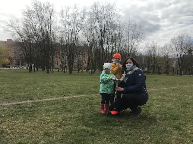 Marysia, Janek i Magda Wronkowscy z ogromną radością powrócili do swojego ulubionego parku. I choć z placu zabaw jeszcze skorzystać nie mogą, poniedziałkowy spacer sprawił im ogrom przyjemności