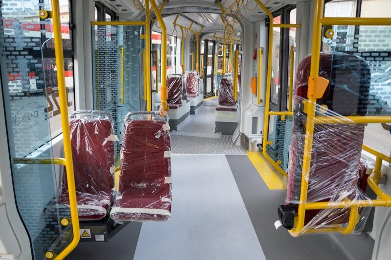 Wszystkie kolumny i poręcze w nowych tramwajach PESA Jazz Duo są żółte, a przyciski opisane w alfabecie Braille`a - w trosce o potrzeby osób niewidomych i niedowidzących