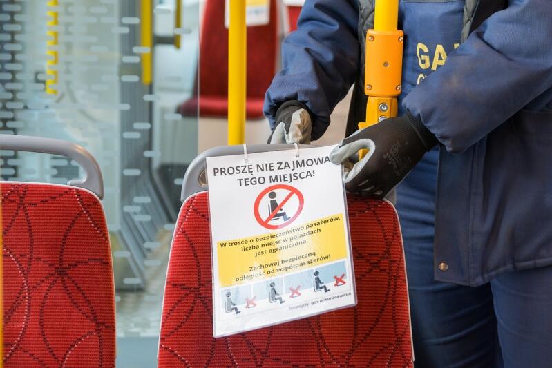 Niektórym tramwajom przyszło rozpocząć kursowanie w trakcie epidemii - ich wnętrza zostały oznakowane zgodnie z obowiązującymi procedurami