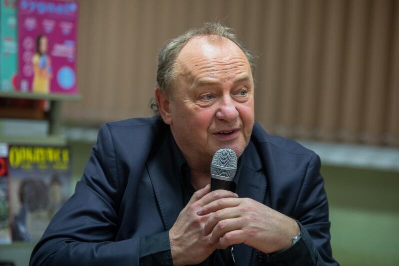 Janusz Leon Wiśniewski witał się podczas spotkania w styczniu 2018 roku z czytelnikami jako świeżo upieczony gdańszczanin, gdyż własnie wtedy zamieszkał w Brzeźnie