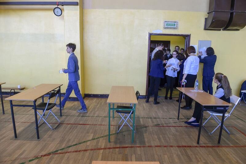 Szkoła Podstawowa nr 2 w Gdańsku, uczniowie wchodzą na egzamin ósmoklasisty, 15 kwietnia 2019 r. 