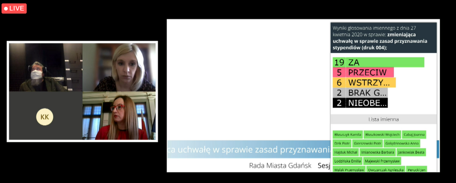 Na ekranach komputerów, w trakcie sesji widoczni będą radni, a także tablica z wynikami głosowania i tłumacz języka migowego. Na zdjęciu: przewodnicząca Agnieszka Owczarczak, radna Emilia Lodzińska i Tomasz Łuczyc-Wyhowski z portalu Gdansk.pl