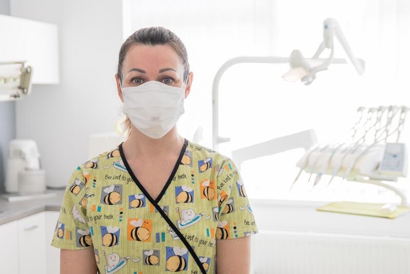 Z powodu stanu epidemii, wiele gabinetów stomatologicznych wstrzymało planowane wizyty. Pomoc udzielana jest tylko w sytuacjach pilnych i takiej pomocy udziela lek. stomatolog Beata Pasoń