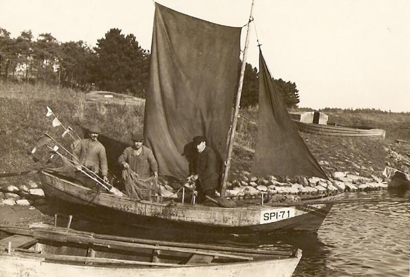 Port w Świbnie, początek lat 50. XX wieku. Na zdjęciu Łódź SPI-71, na której pływał Stanisław Nocny (pośrodku), ojciec Waldemara, wraz z dwoma szwagrami. Tworzyli rodzinną załogę i łowili w Przekopie Wisły i w Zatoce Gdańskiej