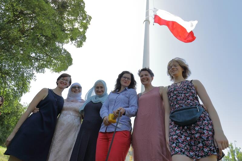 Prezydent Aleksandra Dulkiewicz (pośrodku) na Górze Gradowej w towarzystwie gdańszczanek różnych narodowości i wyznań, które uszyły wielką biało-czerwoną flagę z okazji 30. rocznicy wyborów 4 czerwca '89. Czerwiec 2019 r.