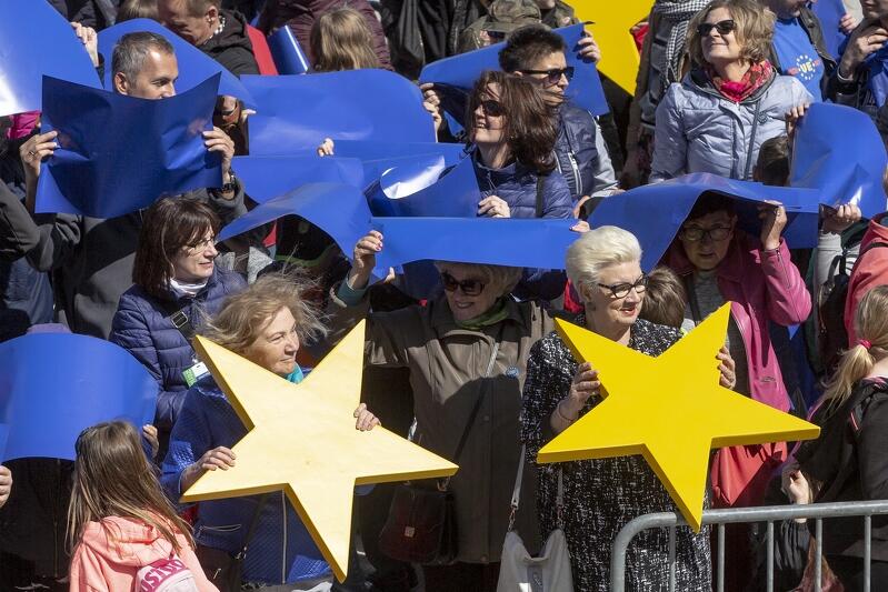 Rok temu, na 15-lecie Unii Europejskiej, gdańszczanie utworzyli na Ołowiance tzw. żywą flagę UE. W tym jest to niemożliwe, ze względu na walkę z epidemią koronawirusa, ale unijną flagę na domu zawsze można wywiesić - najlepiej obok biało-czerwonej