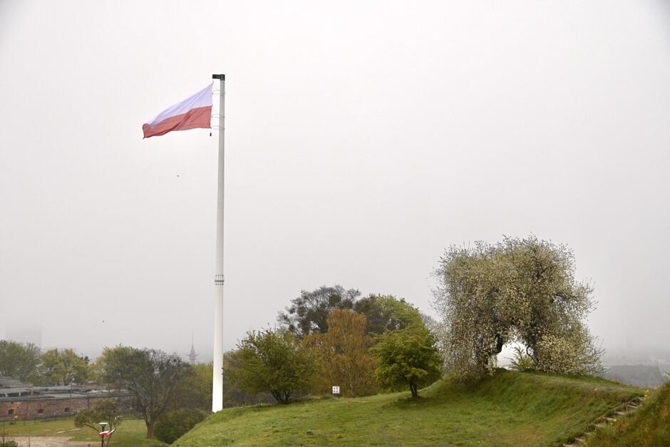 Biało-czerwona flaga zawisła 2 maja na Górze Gradowej. Zastąpiła flagę Unii Europejskiej, którą zawieszano w związku z obchodzoną 1 maja rocznicą wstąpienia Polski do rodziny Unii Europejskiej