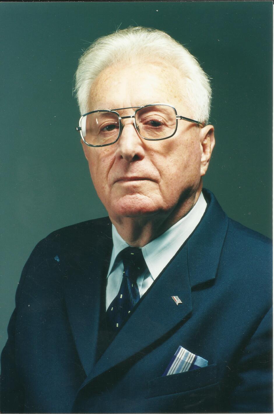 Prof. Eustachy Burka był żołnierzem Armii Krajowej. Po wojnie zajął się pracą naukową, był m.in. członkiem Polskiej Akademii Nauk