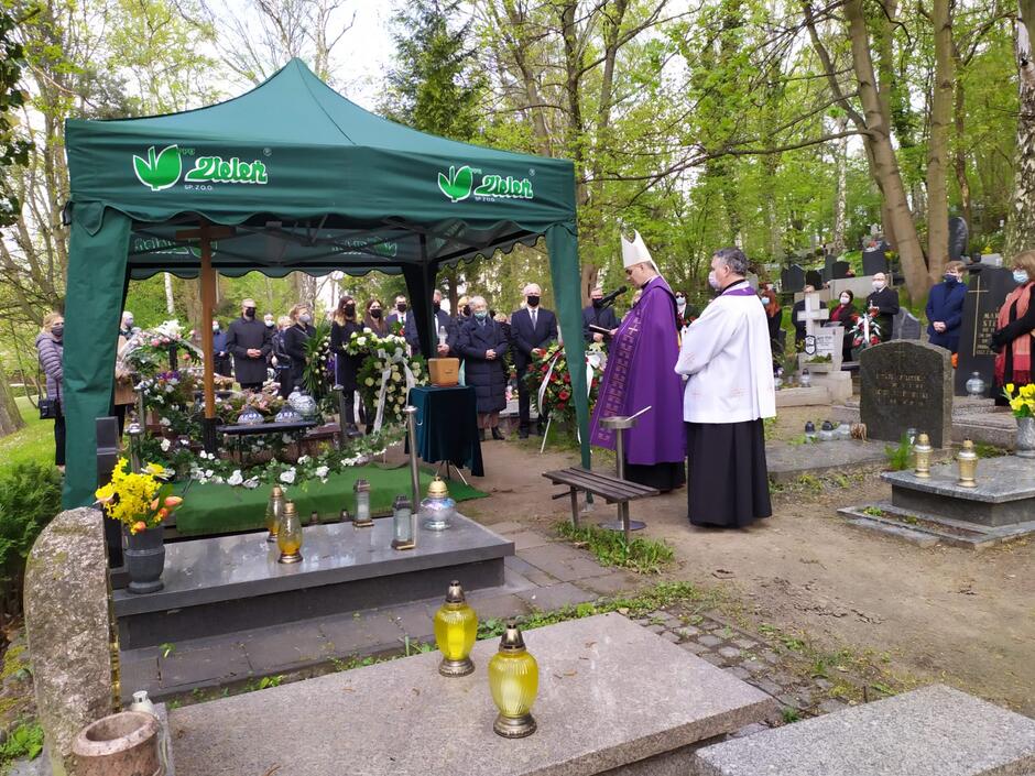 2 maja, na Cmentarzu Srebrzysko, pochowano majora w stanie spoczynku prof. dr hab. inż. Eustachego Burka