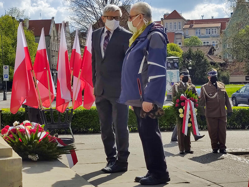 Kwiaty złożyli przedstawiciele Urzędu Marszałkowskiego Województwa Pomorskiego - na pierwszym planie Andrzej Kowalczys, który jest jednocześnie radnym Miasta Gdańśka 