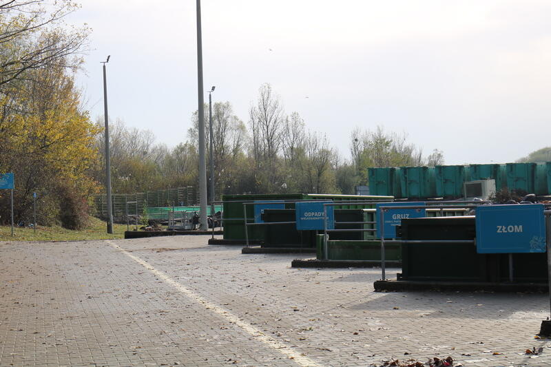 Punkt Selektywnego Zbierania Odpadów Komunalnych znajduje się na terenie Zakładu Utylizacyjnego przy ul. Jabłoniowej 55 na Szadółkach