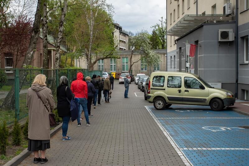 Kolejka do Zakładu Ubezpieczeń Społecznych w Gdańsku Wrzeszczu przy ul. Tuwima w poniedziałek, 4 maja