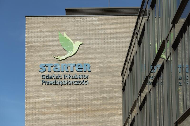 Logo na fasadzie siedziby Gdańskiego Inkubatora Przedsiębiorczości STARTER