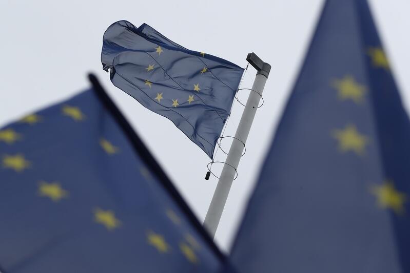 Flagi Unii Europejskiej wciągnięte na maszt na Górze Gradowej