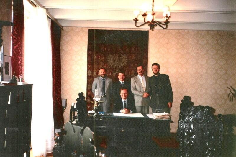 Rok 1991. Jacek Starościak odchodzi ze stanowiska prezydenta. Pożegnalne zdjęcie ze współpracownikami