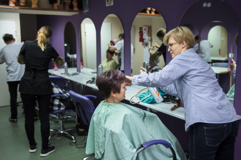 Od poniedziałku, 18 maja, salony fryzjerskie mogą wznowić działalność, po dwumiesięcznej przerwie. Ale zarówno pracownicy, jak i klienci będą musieli przestrzegać szeregu obostrzeń