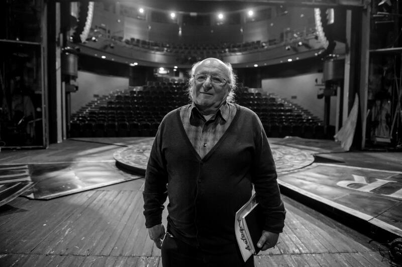 Jerzy Łapiński (1940-2020) podczas premiery książki „Teatr... jest całym moim życiem. Opowieść o Ryszardzie Majorze”, autorstwa Marzeny Nieczui Urbańskiej, która odbyła się w Teatrze Wybrzeże w 2016 roku