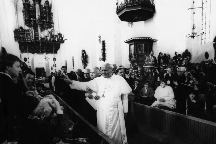 Podczas swojej pierwszej gdańskiej pielgrzymki w Bazylice Mariackiej na papieża czekały osoby z niepełnosprawnościami