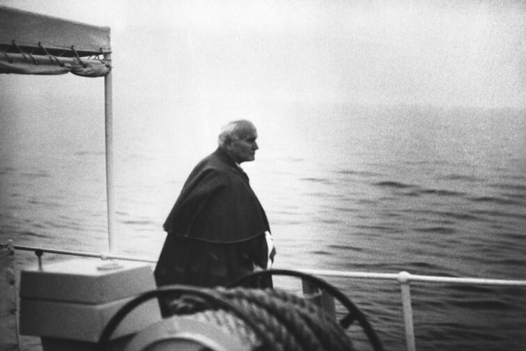 Jan Paweł II na spotkanie z młodzieżą na Westerplatte przybył niewielkim statkiem - wprost z mola w Sopocie
