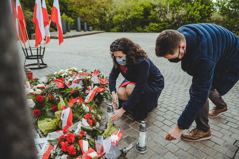 Prezydent Gdańska Aleksandra Dulkiewicz składa znicze przy pamiątkowej tablicy na Westerplatte