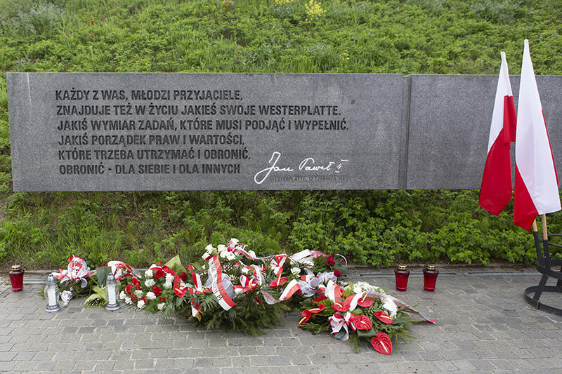 Pamiątkowa tablica ze słowami Jana Pawła II wypowiedzianymi na Westerplatte 12 czerwca 1987 roku