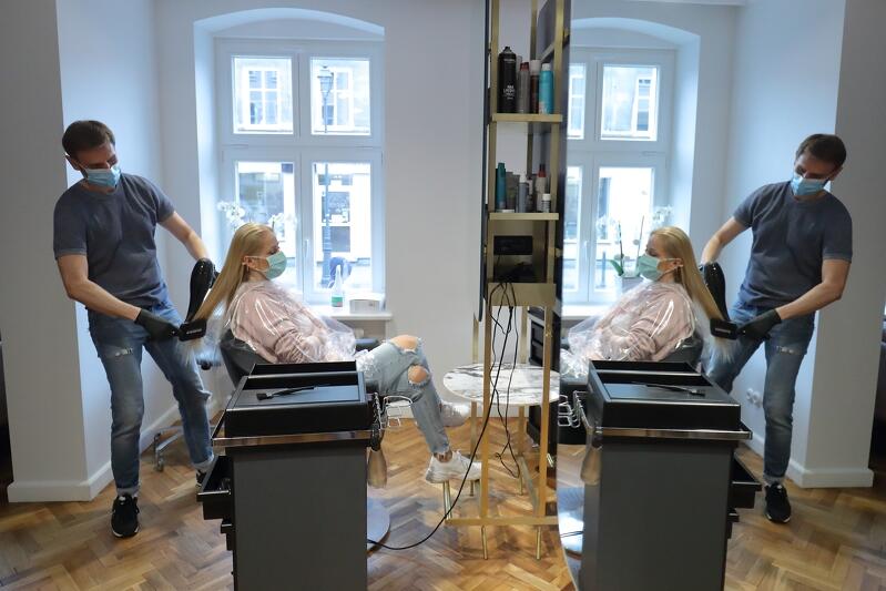 Jeden fryzjer przypada na jednego klienta. Wyjątkiem może być sytuacja, gdy jednak osoba czeka z farbą na włosach, a druga jest w tym czasie strzyżona. Konieczne jest jednak przebywanie tych osób w bezpiecznej odległości. Nz. Właściciel salonu Piotr Kunderak Hair  