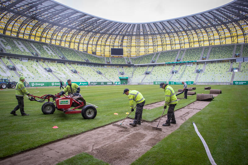Na Stadionie Energa Gdańsk kładziono nową murawę